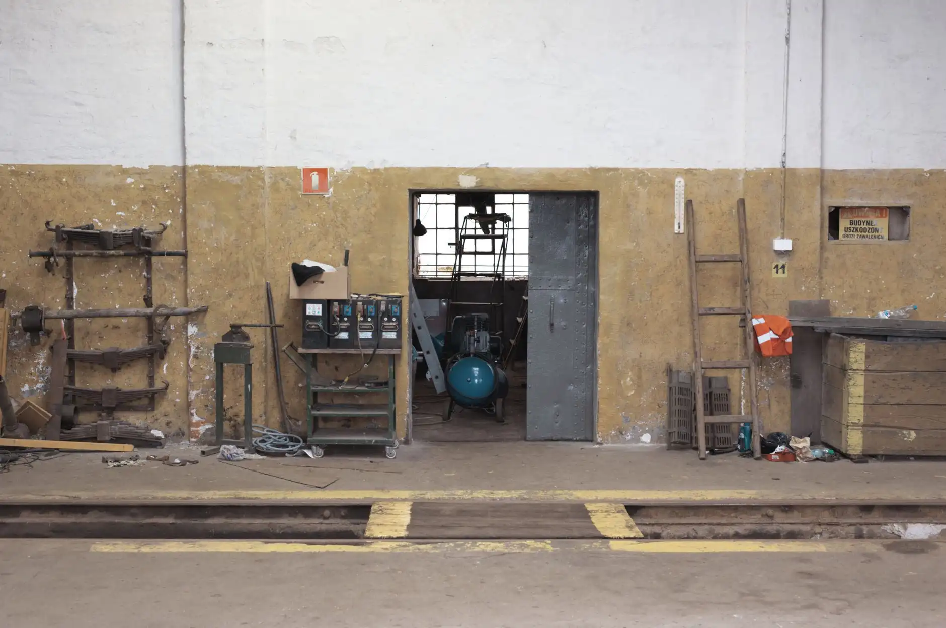 不锈钢餐盘与陶瓷餐具耐腐蚀性对比测试及选型建议