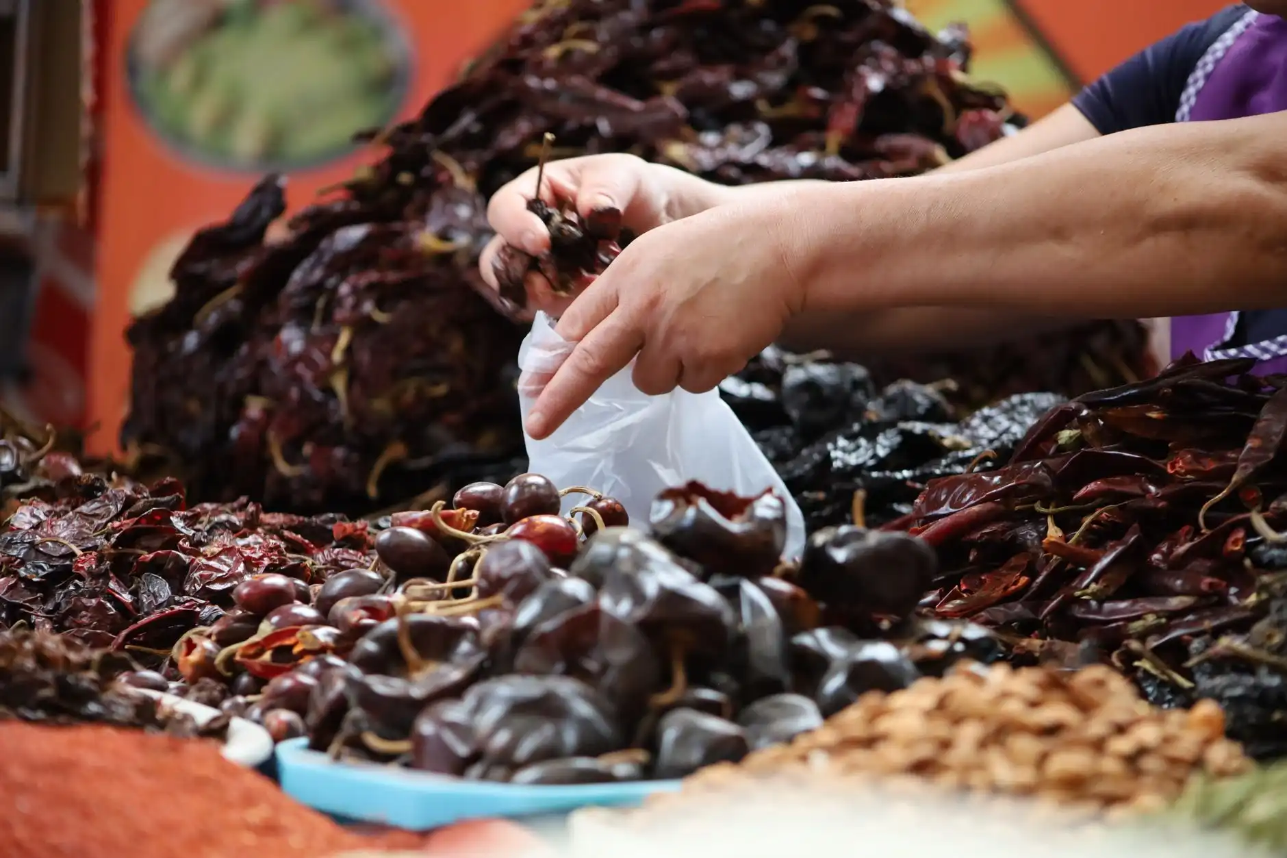 不锈钢餐盘与陶瓷餐具性能对比及厨房应用场景解析