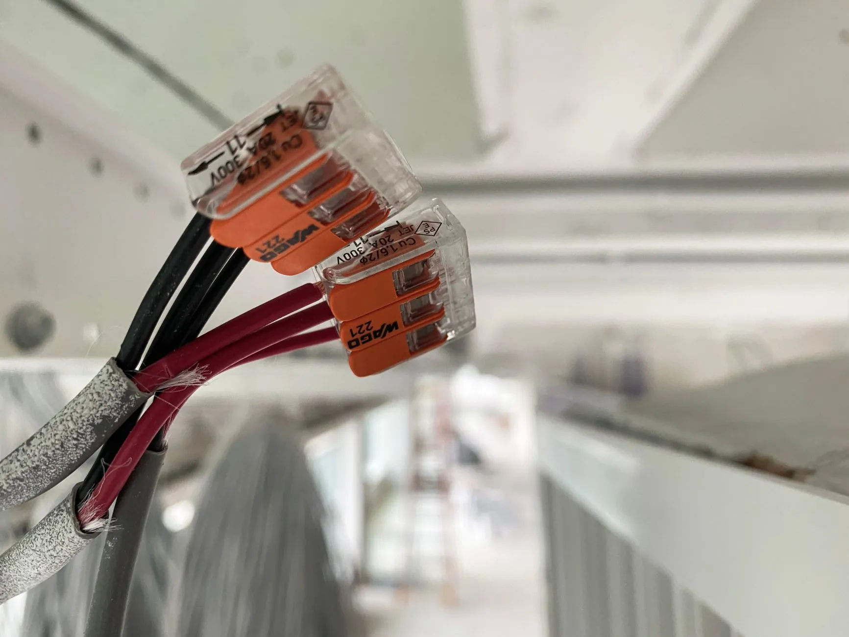 不锈钢餐盘与陶瓷餐具耐腐蚀性对比测试及选型建议