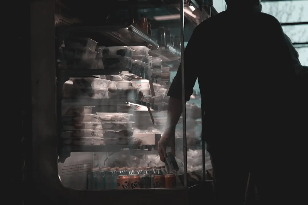 不锈钢餐具表面耐腐蚀处理工艺对比与选用指南