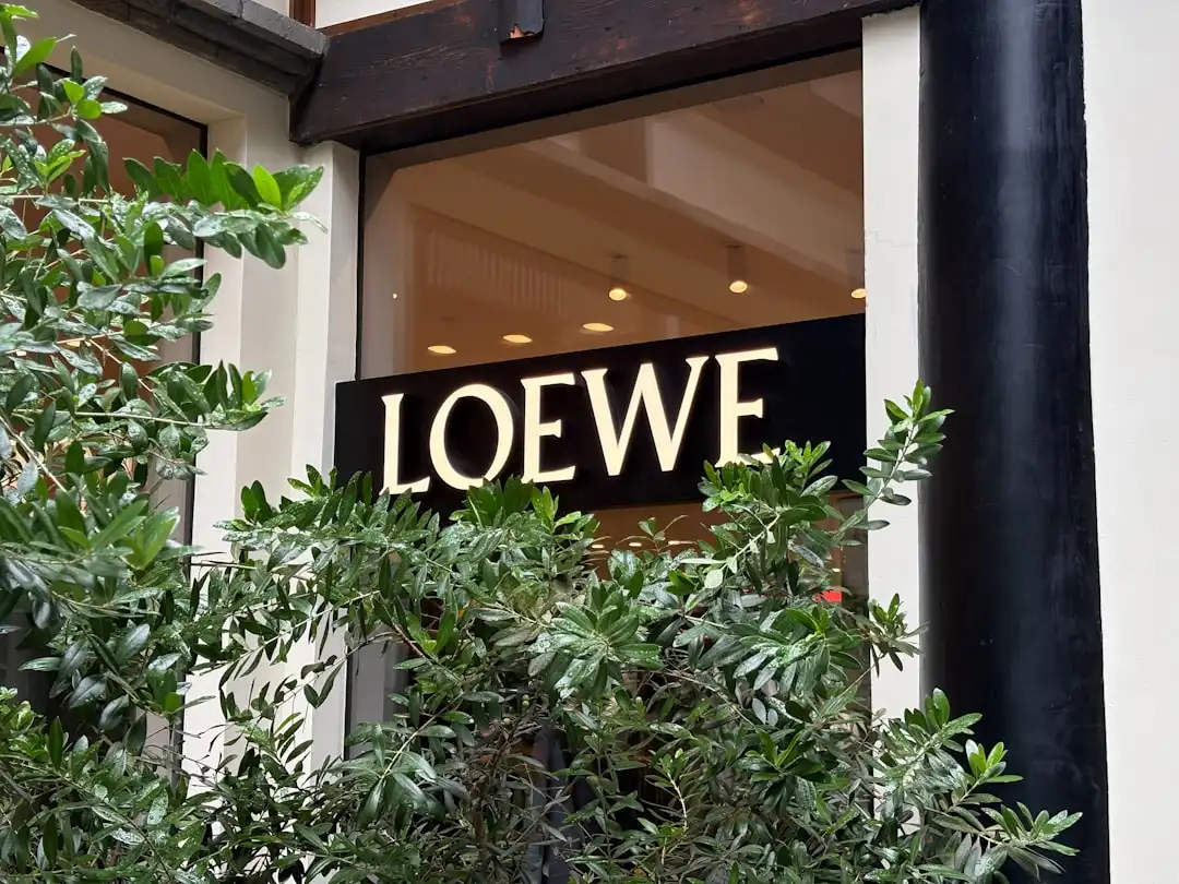 不锈钢餐盘与密胺餐具在团餐场景中的性能对比评测
