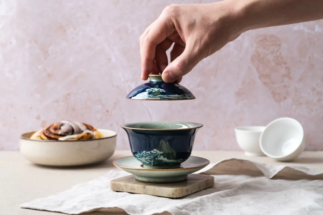 不锈钢餐盘与陶瓷餐具在食堂场景中的耐用性对比研究